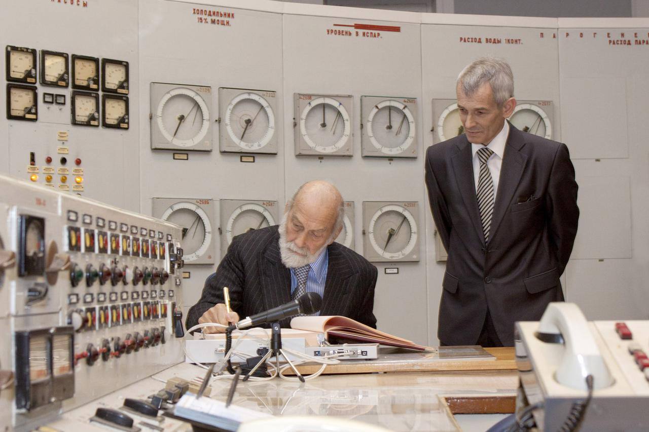 Принц Кентский Майкл Джордж Чарльз Франклин делает запись в книге посетителей Обнинской АЭС