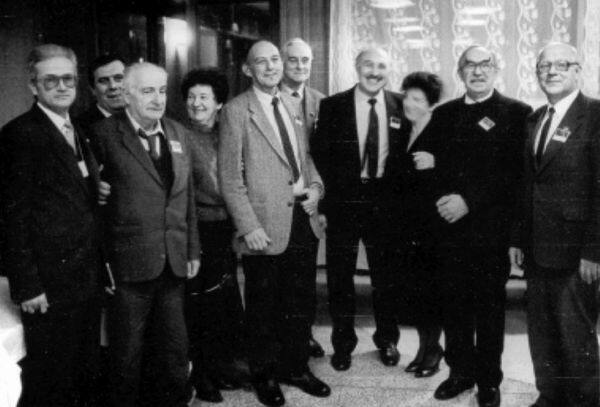 Л.В. Альтшулер (1-й ряд, 2-й слева) среди участников III Международных Забабахинских научных чтений