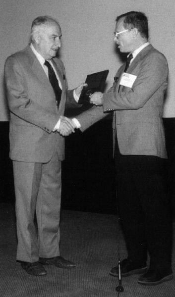 Джон Б. Шанер вручает Л.В. Альтшулеру премию Американского физического общества