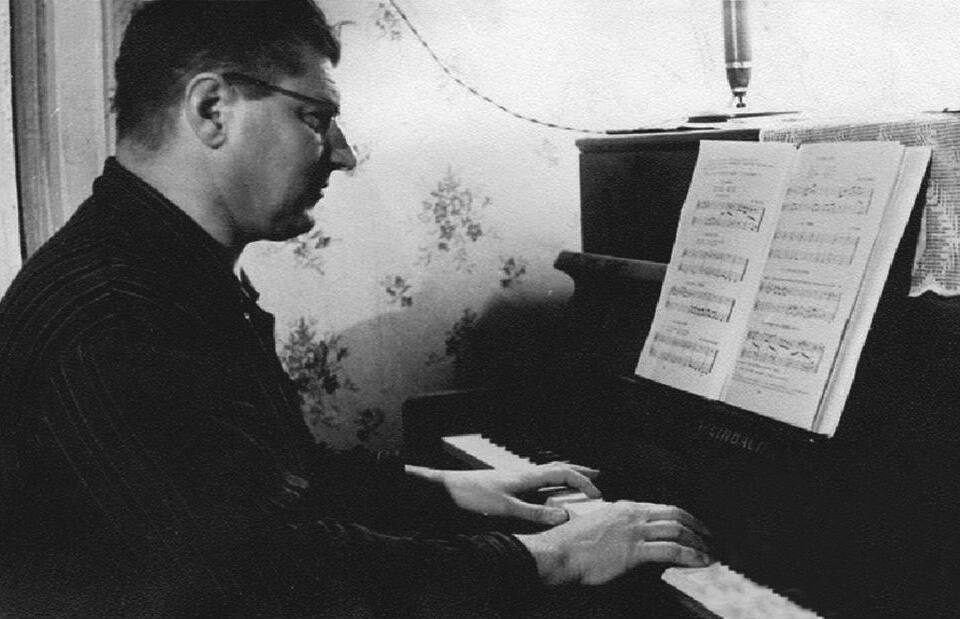 Б.В. Громов за фортепьяно