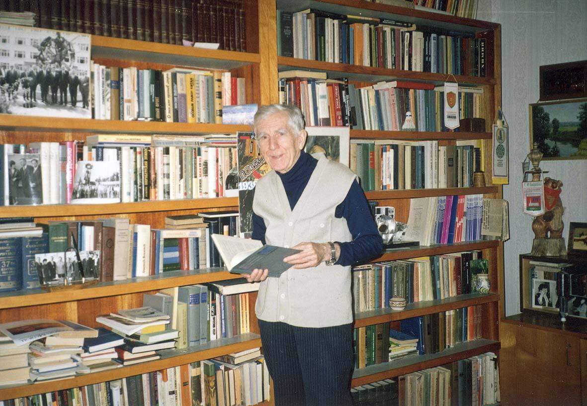 О.Д. Казачковский в домашней библиотеке