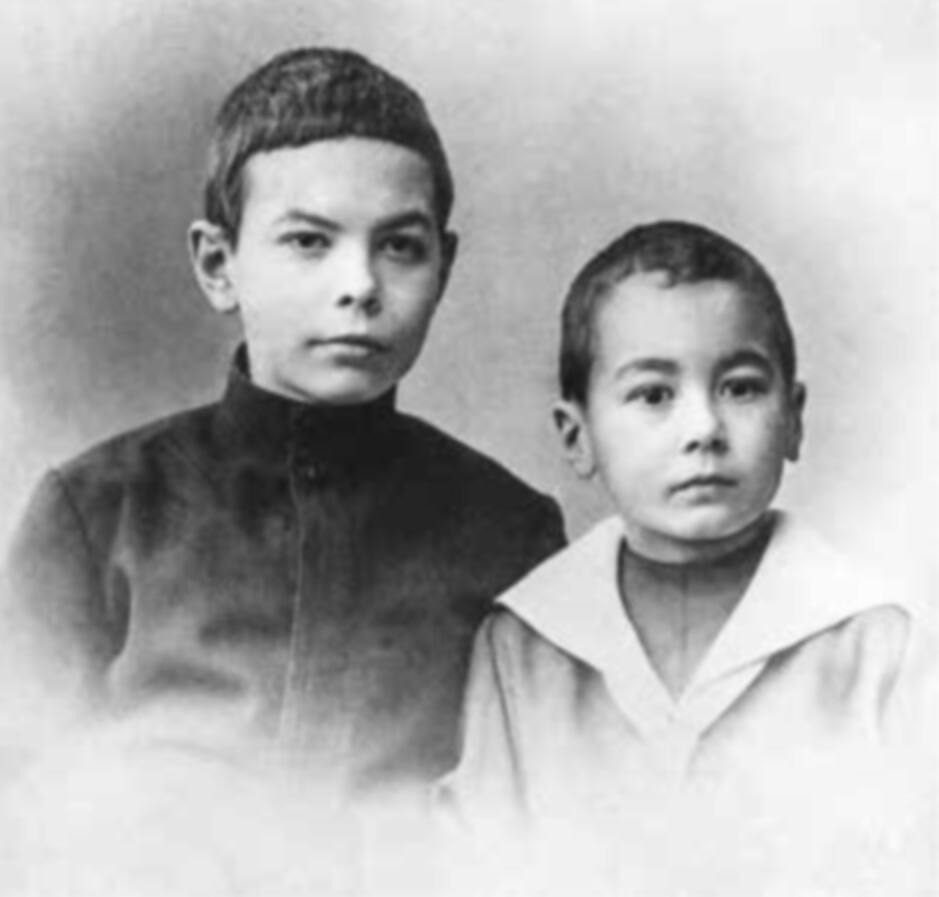 В.Г. Хлопин с младшим братом