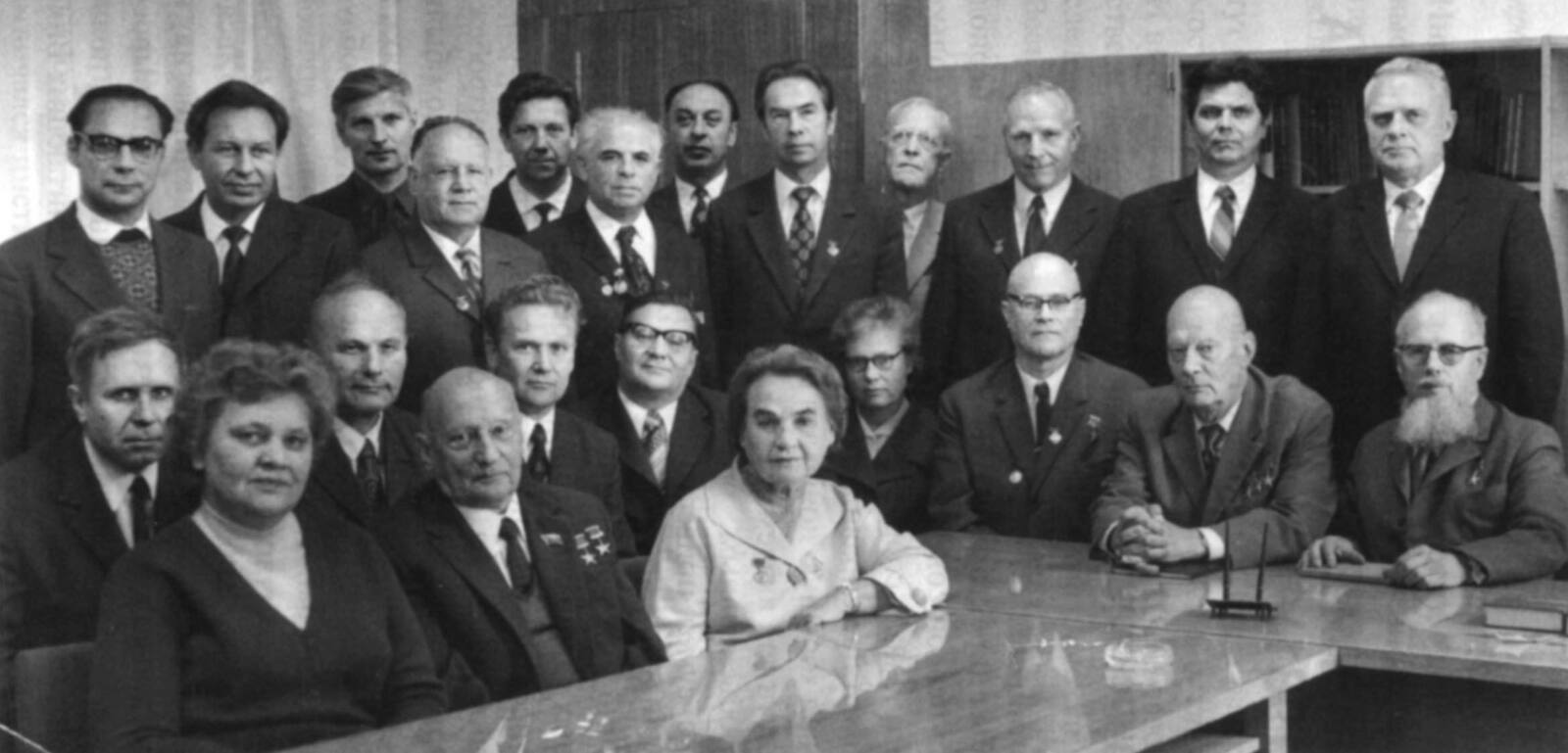Л.П. Сохина (слева в первом ряду) среди коллег