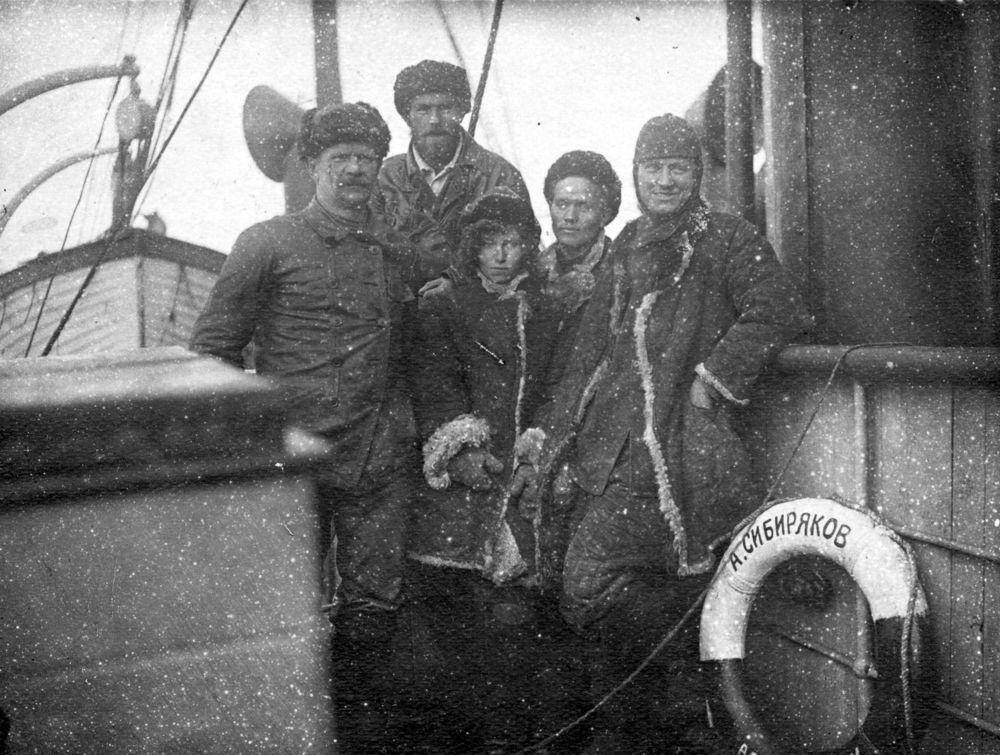 Геологи Г.Д. Зиновьев, Р.В. Гецева, В.В. Чернышов и др. на пути к Новой Земле