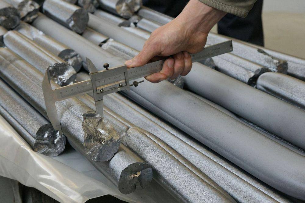 Продукция кремниевого производства — поликристаллический кремний в виде стержней