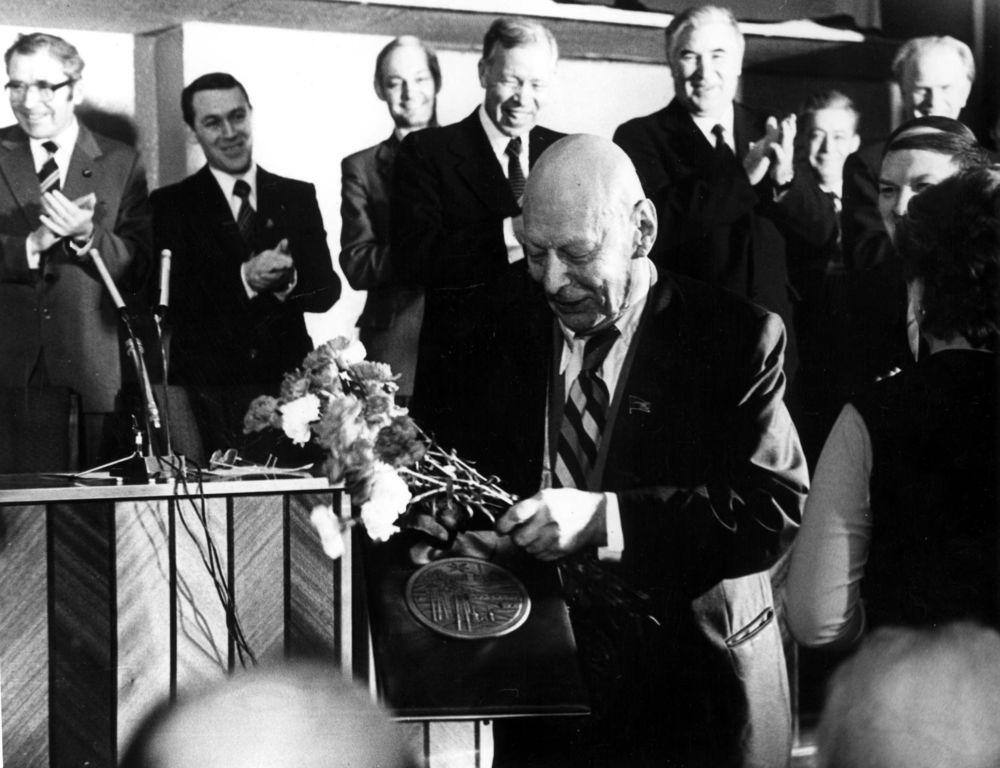 Вручение А.П. Александрову свидетельства