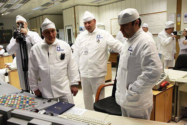 А. Скворцов у пульта управления энергоблоком