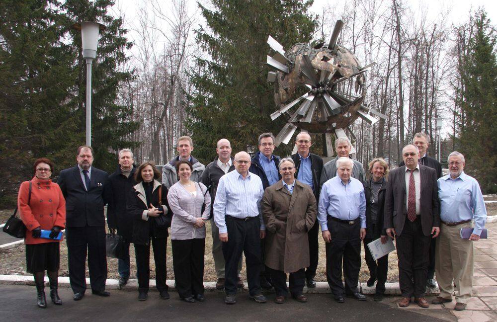 Фото на память. Участники встречи у монумента «Расщепленный атом»