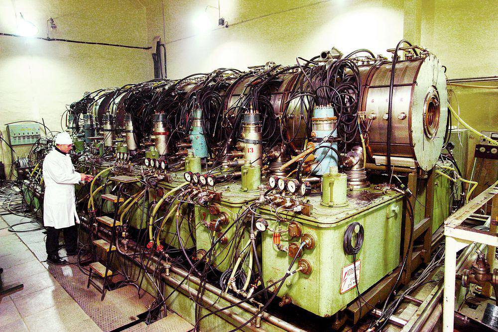 ЛИУ-10 — импульсный ускоритель электронов, установленный в НИИП