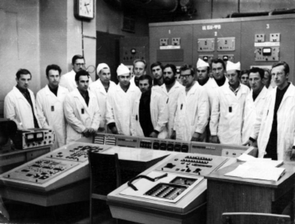 Сотрудники ИАЭ им. И.В. Курчатова, НИКИЭТ, ПНИТИ, ОЭ ПНИТИ — участники подготовки и проведения физического пуска реактора ИВГ-1 — в пультовой физпуска