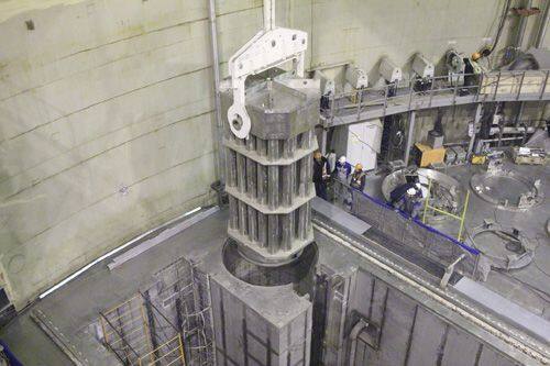 Загрузка имитаторов ТВС в реактор энергоблока № 1 ЛАЭС-2