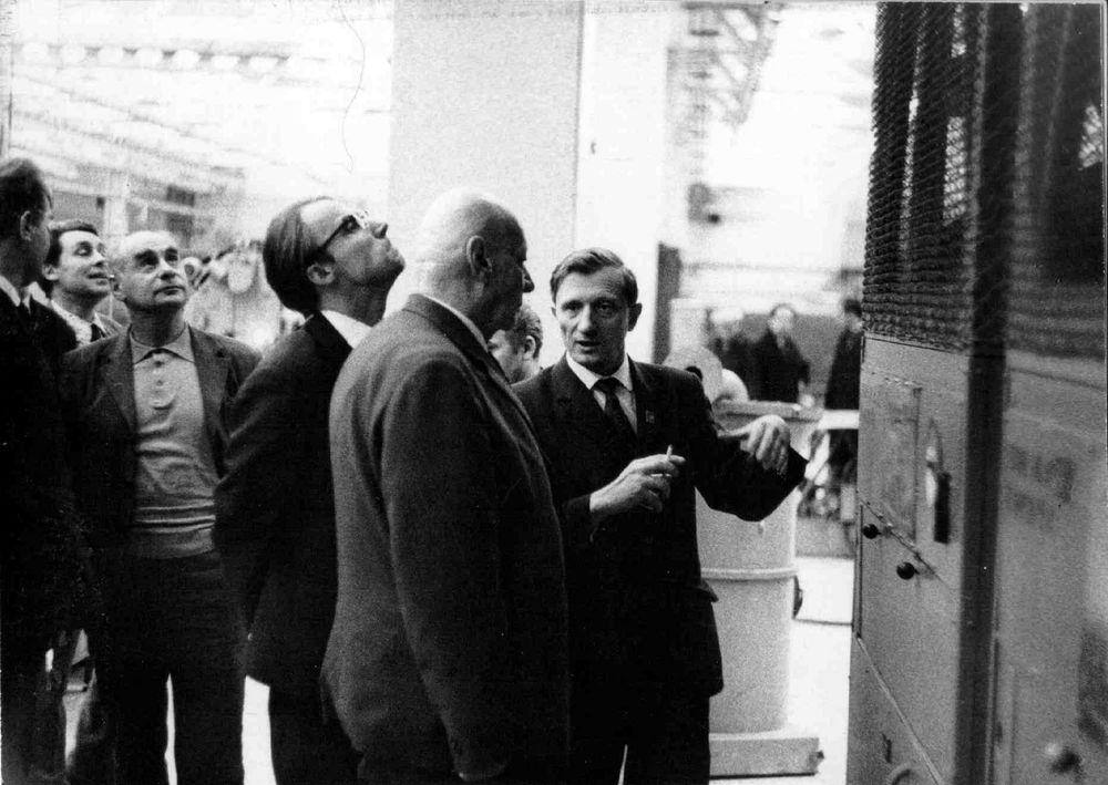 Академик А.П. Александров и П.А. Журавлев в механическом цехе