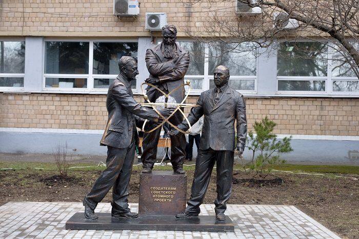 МИФИ. Памятник «Создателям советского атомного проекта»