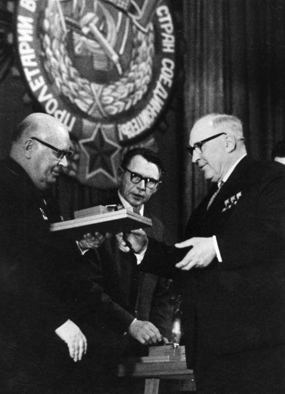 И.Н. Бортников (слева) принимает высокую награду из рук министра среднего машиностроения Е.П. Славского