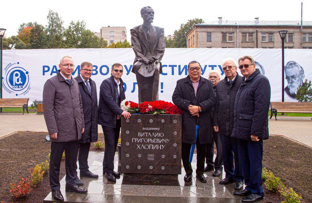Открытие памятника В.Г. Хлопину