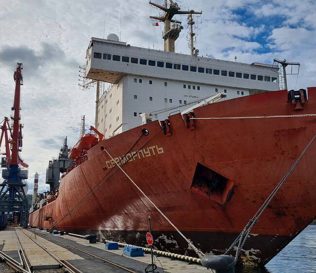 Контейнеровоз «Севморпуть» в Мурманске