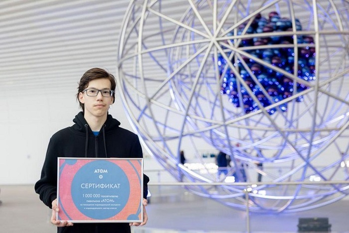 С. Анохин — миллионный посетитель павильон «Атом»