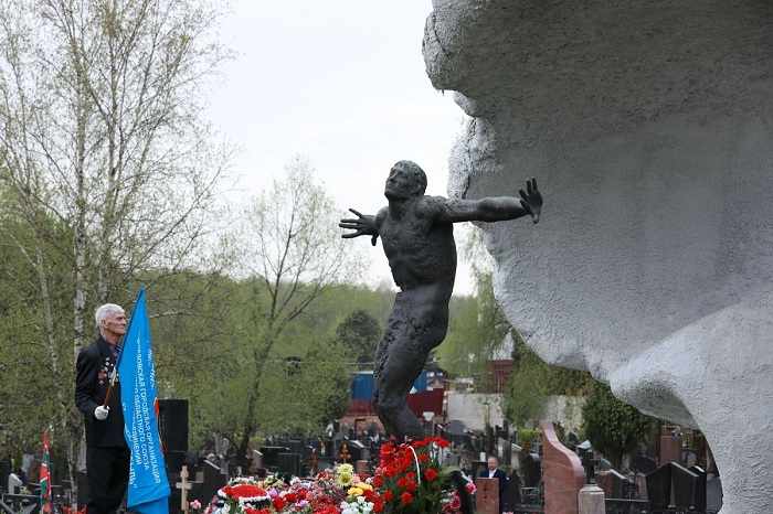 У Мемориала памяти погибших вследствие катастрофы на Митинском кладбище