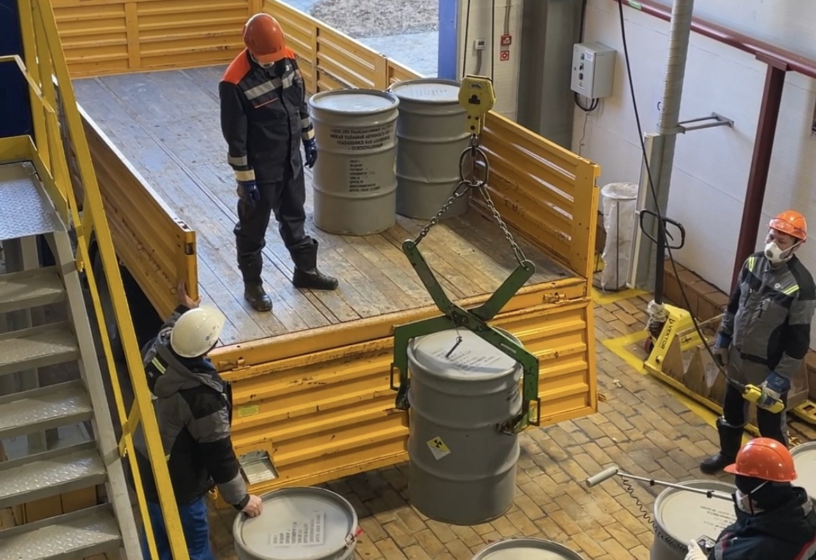 Идет погрузка первой партии уранового продукта нового рудника