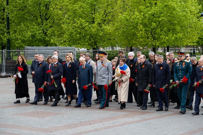 На церемонии возложения венков к Могиле Неизвестного солдата