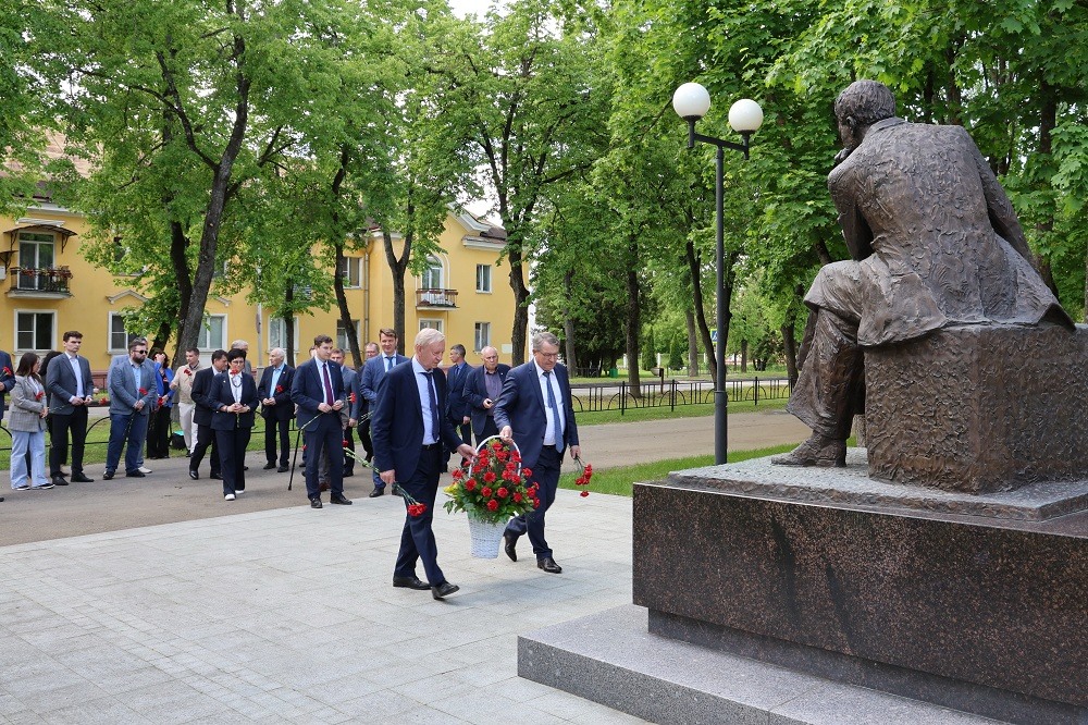 У памятника А. Д. Сахарову