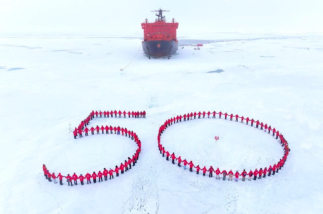Атомный ледокол «50 лет Победы» с туристами на борту в 50-й раз достиг Северного полюса