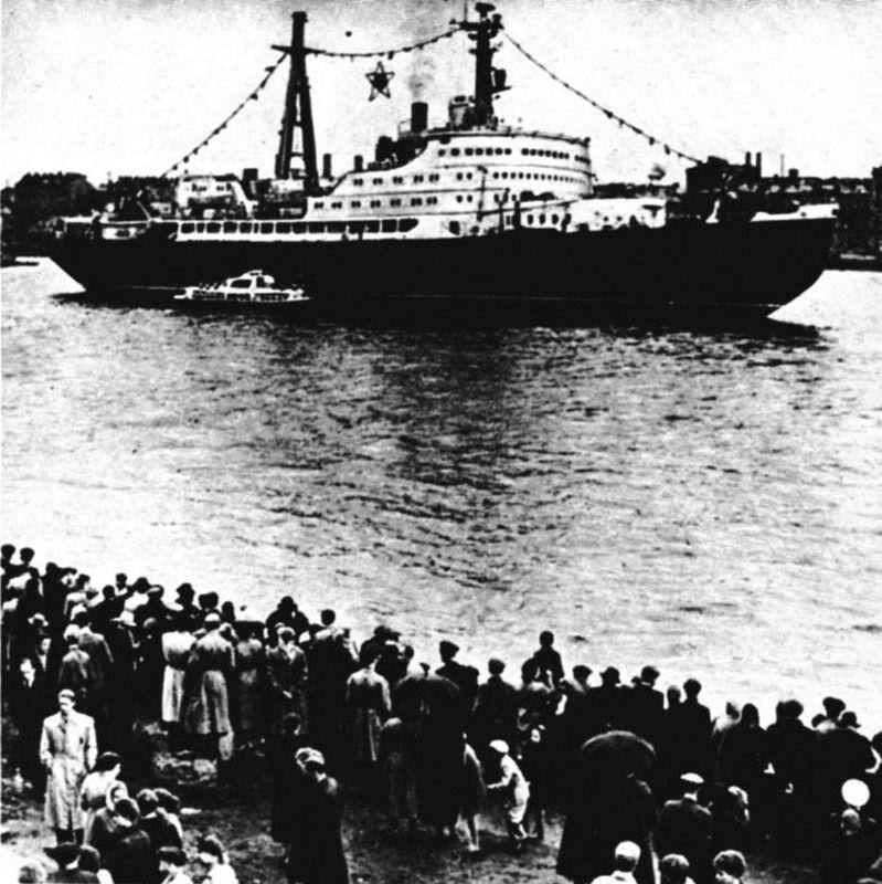 Ледокол «Ленин» перед выходом на ходовые испытания