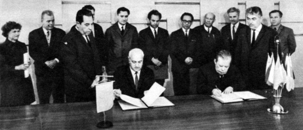 А.М. Петросьянц (слева) подписывает договор