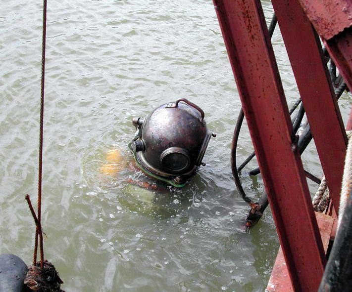 Водолазы в работе