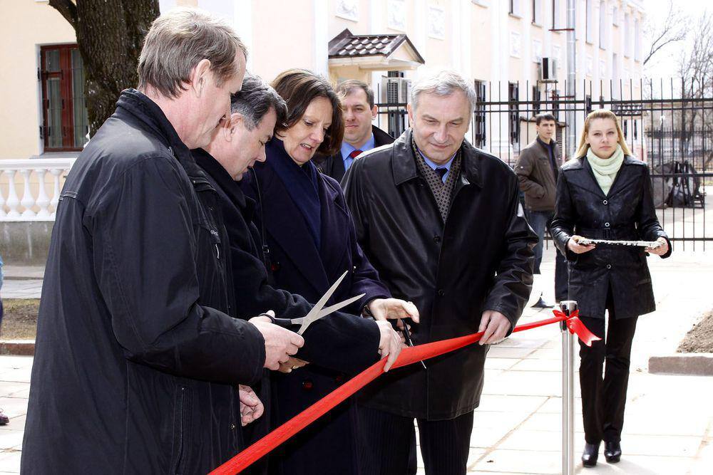 Посол Великобритании в Москве госпожа Анн Прингл на торжественной церемонии открытия контрольно-пропускного пункта № 1 ГНЦ РФ-ФЭИ