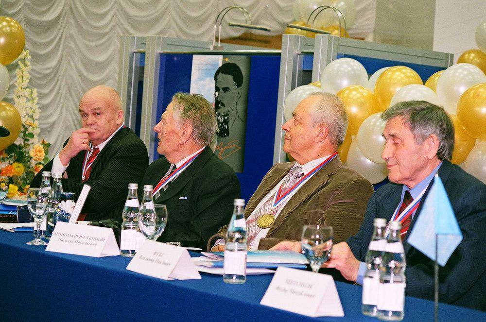 В президиуме заседания ЯОР — президенты общества прошлых лет