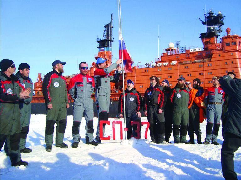 Спуск флага на «СП-37»