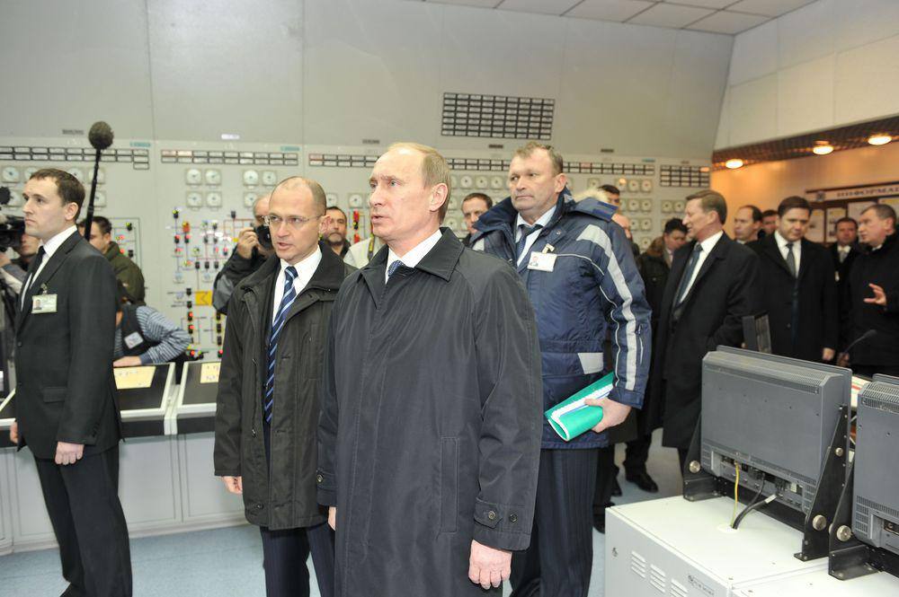 В. Путин на блочном щите управления блока № 2 РоАЭС