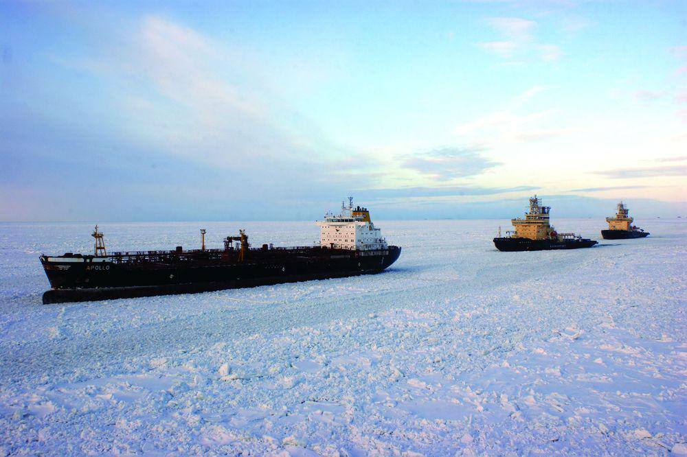Корабли ждут помощи атомного ледокола