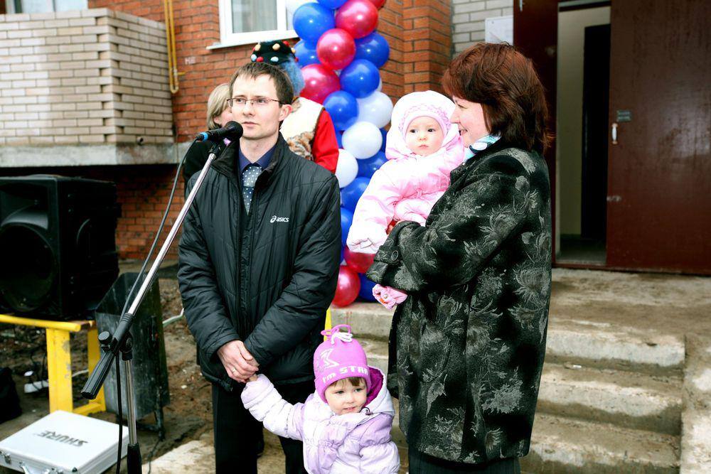 Новоселы жилого дома для молодых семей ЧМЗ