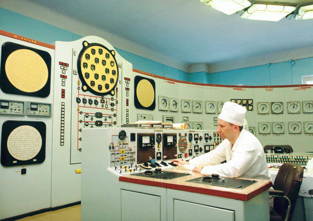 За пультом управления реакторной установки