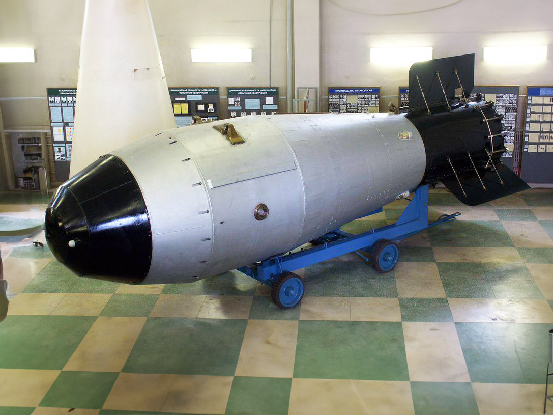 Корпус и парашют термоядерной бомбы (изделие 202 разработки 1956 г.)