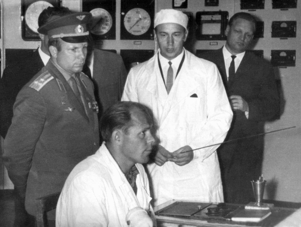 Ю.А. Гагарин на Первой в мире АЭС в Обнинске. 1966 г.
