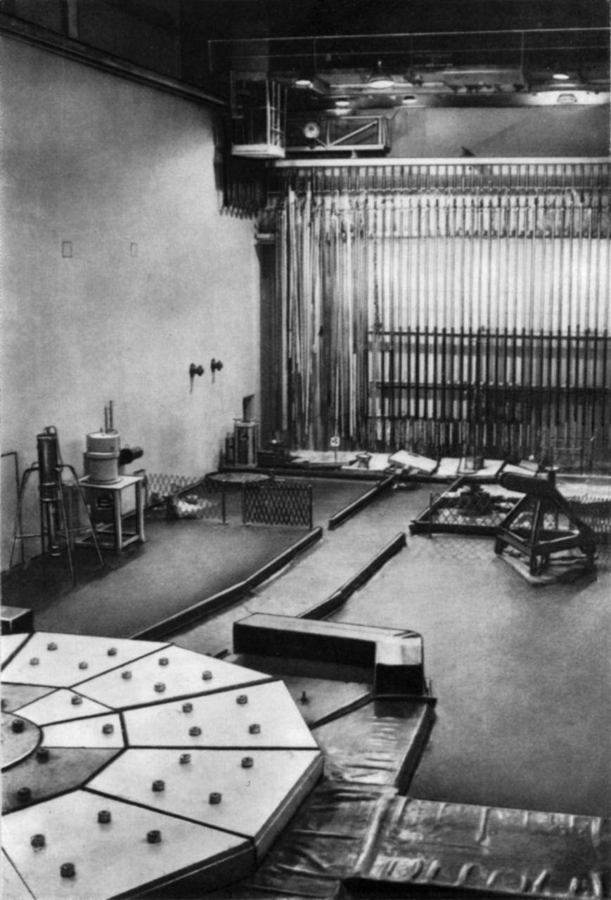 Общий вид реакторного зала Обнинской АЭС. 1950-е гг.