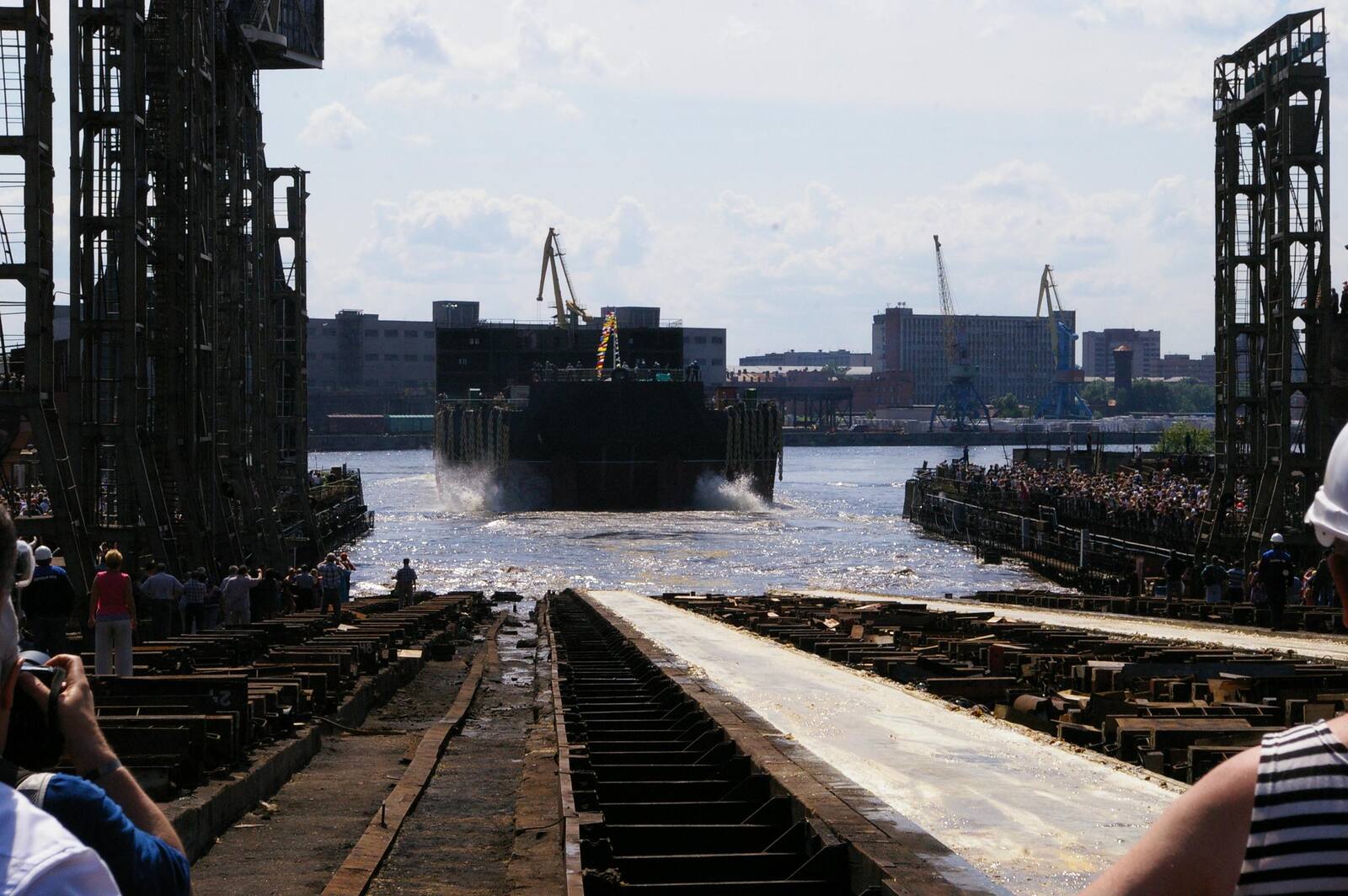 Спуск корпуса ПЭБ на воду