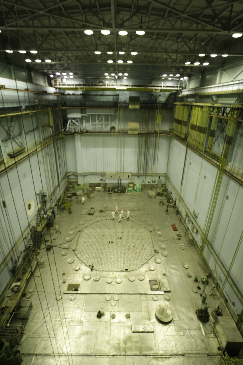 Реакторный зал промышленного уран-графитового реактора