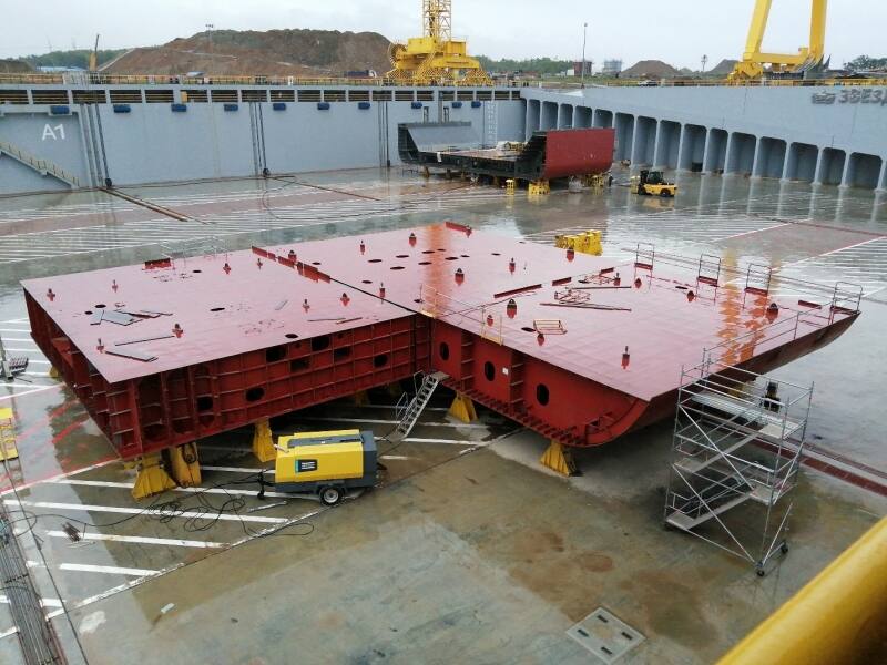 Секции строящегося ледокола «Лидер» в сухом доке