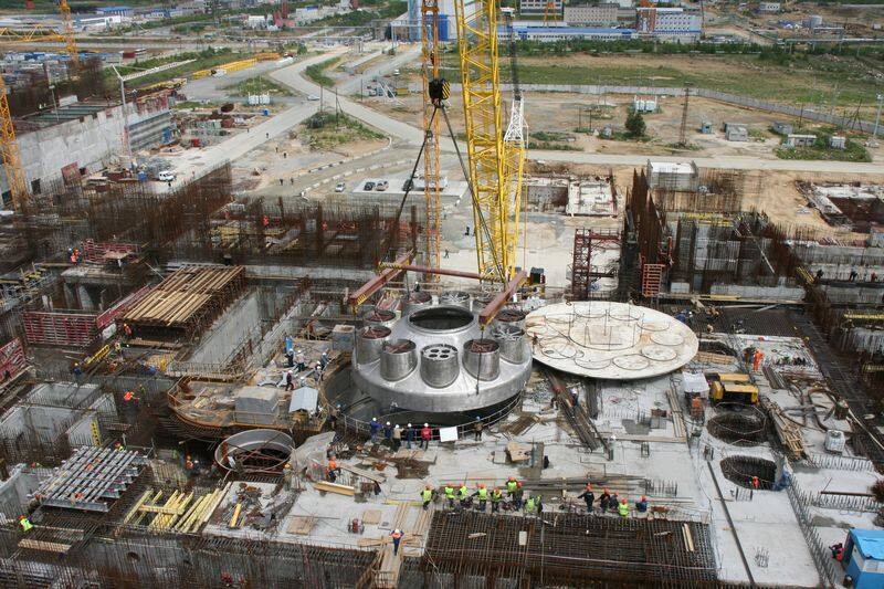 Монтаж крыши реактора БН-800 Белоярской АЭС