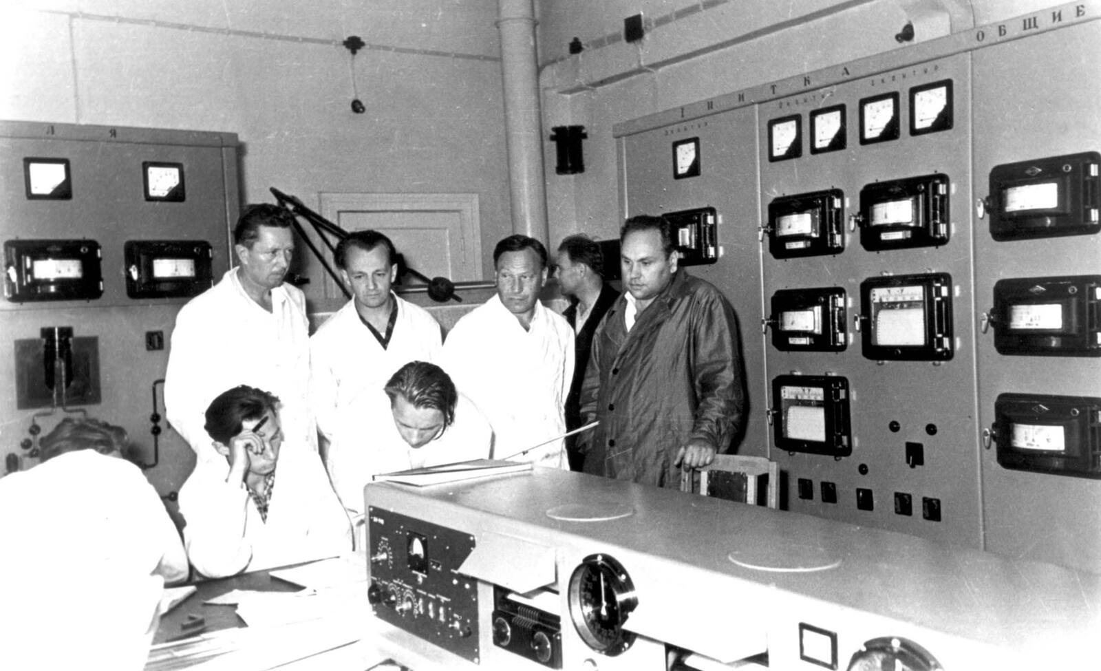 А.И. Лейпунский на пульте реактора БР-2