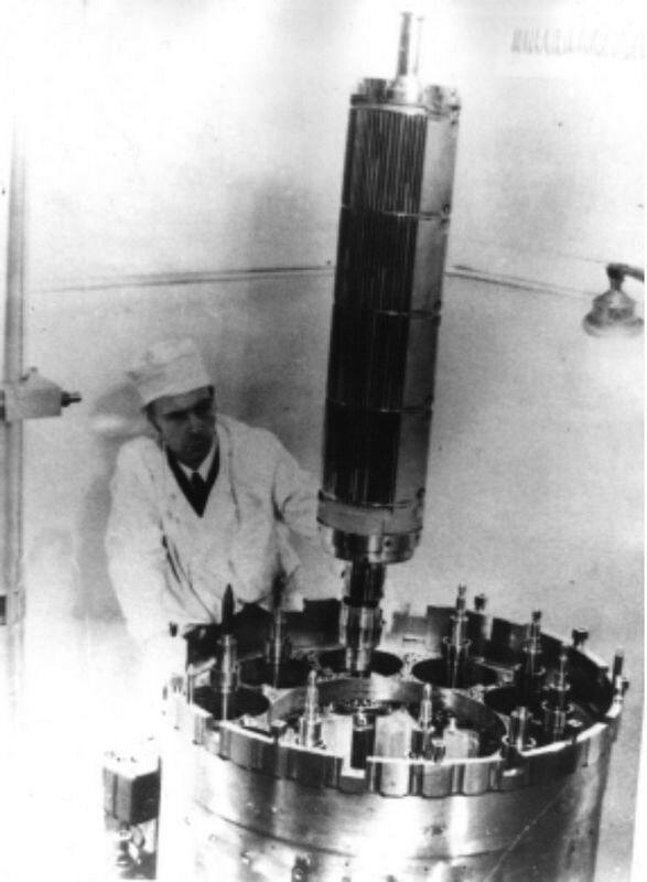 Установка регулирующего барабана в отражатель реактора ИВГ-1