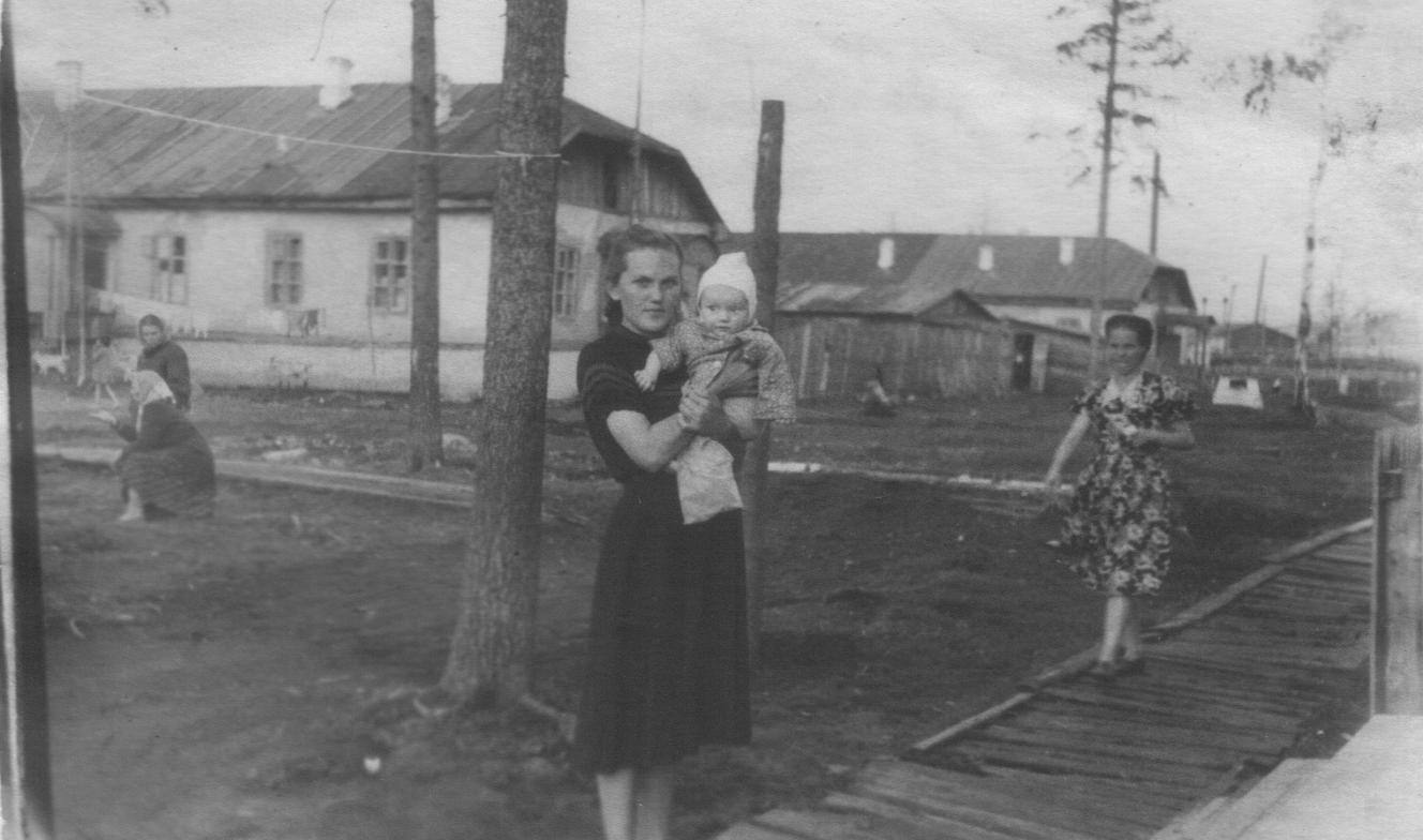 Поселок, 1953 год. Так жили, верили в светлое будущее и рожали детей