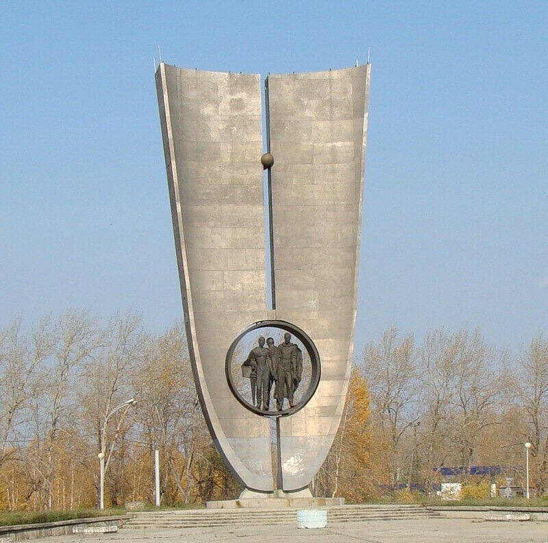 Стела основателям города Новоуральска