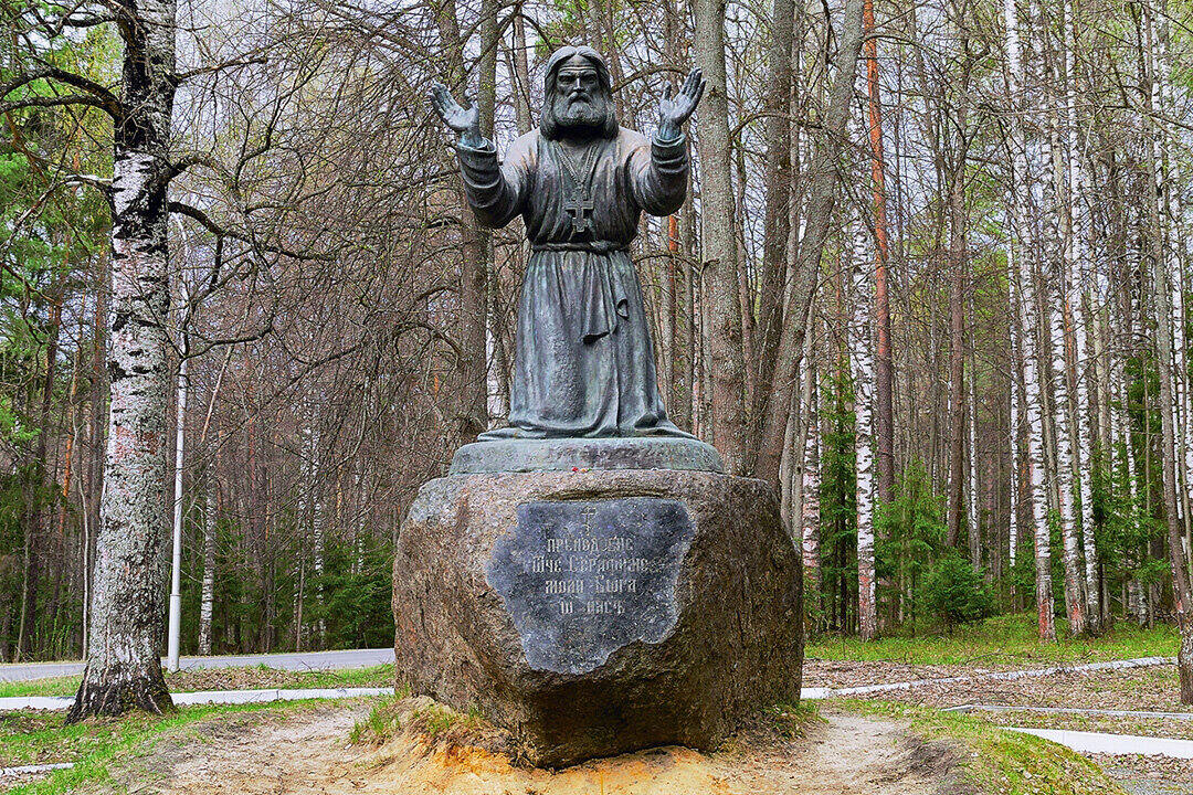 Памятник преподобному Серафиму Саровскому
