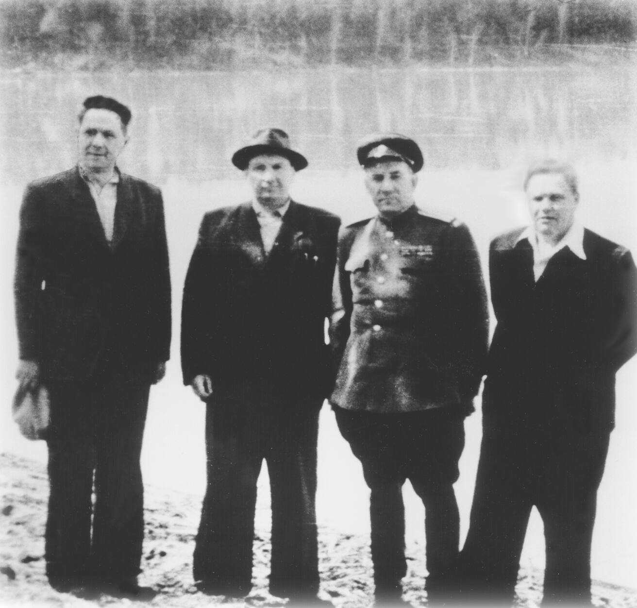 Директор НИИ-1011 Д. Е. Васильев, главный инженер 5 ГУ МСМ В. К. Боболев, начальник строительства полковник А. И. Хархардин, заместитель директора НИИ-1011 по капитальному строительству К. А. Каргин на осмотре места расположения будущего города. 1955 г.