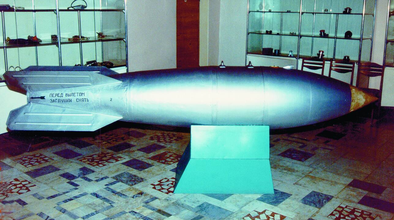 Первая атомная бомба разработки НИИ-1011, освоенная серийным производством; принята на вооружение фронтовой и дальней авиации в 1960-х годах